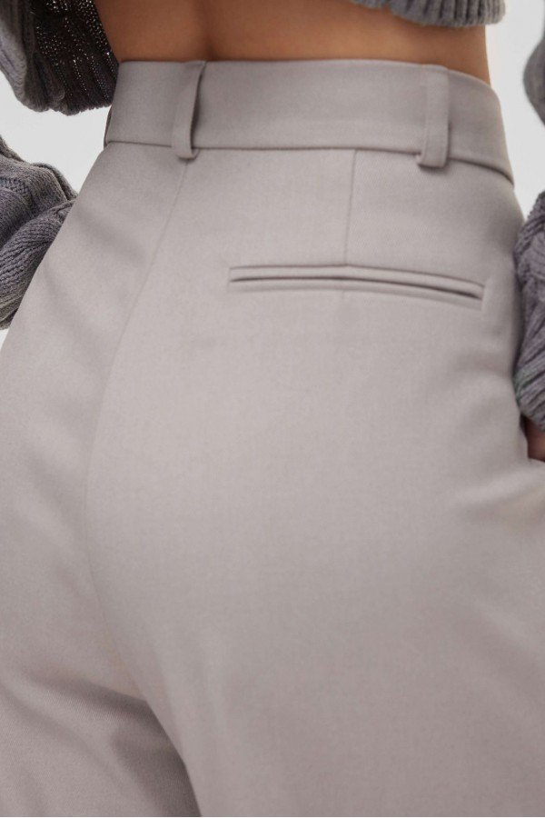 A 3823.55 Брюки свободного кроя с защипами светло-серый