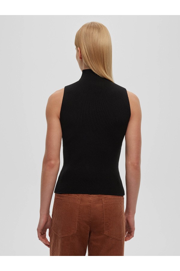 A 2240.58 Трикотажный топ с воротником стойка черный