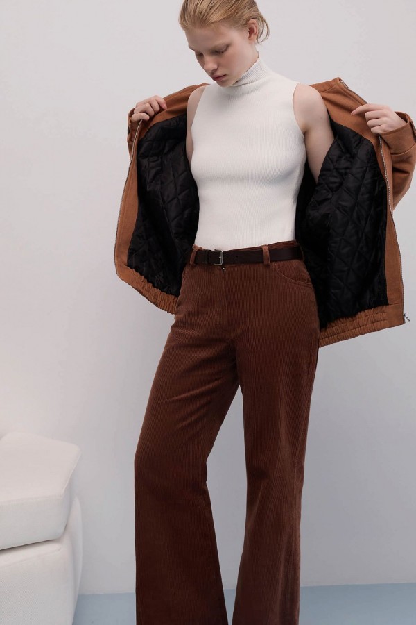 A 2240.50 Трикотажный топ с воротником стойка белый