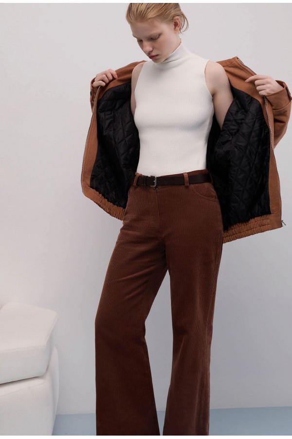 A 2240.50 Трикотажный топ с воротником стойка белый