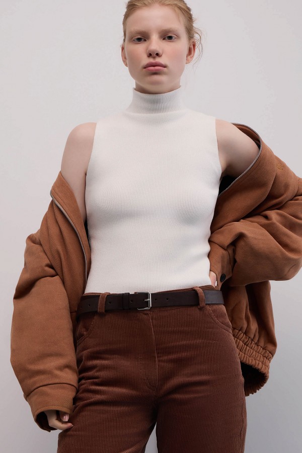 A 2240.50 Трикотажный топ с воротником стойка белый