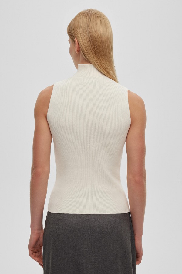 A 2240.50 Трикотажный топ с воротником стойка белый