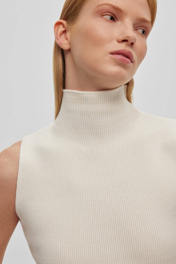 A 2240.50 Трикотажный топ с воротником стойка белый