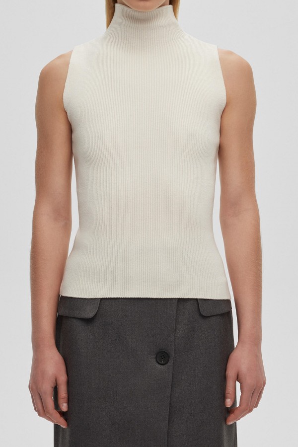 A 2240.50 Трикотажный топ с воротником стойка белый