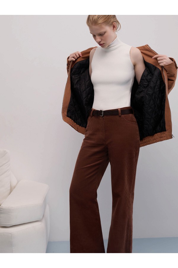 A 2240.50 Трикотажный топ с воротником стойка белый